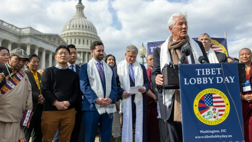 Devant le Congrès américain, l'acteur Richard Gere accuse la Chine de "cruauté" envers les Tibétains
                              L'acteur américain Richard Gere s'est indigné mardi de la "cruauté" des politiques chinoises au Tibet, au moment où le Congrès américain débat des moyens de faire pression sur Pékin concernant les vio...