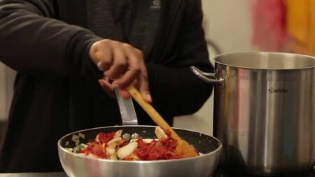 Précarité : le gouvernement lance un nouveau plan d'aide alimentaire
                              Le gouvernement a annoncé un nouveau plan d'aide alimentaire à destination des plus précaires. Plutôt qu'un nouveau chèque, il compte s'appuyer sur les initiatives qui existent déjà en France, et qui ...