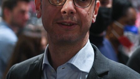 "Complément d'enquête". Alexis Kohler, l’homme de l’ombre du Président
                              Cet énarque de 50 ans joue un rôle certain dans les décisions politiques en France. Depuis 2017, Alexis Kohler est le discret mais très influent secrétaire général de l’Elysée, celui qui aurait l'orei...