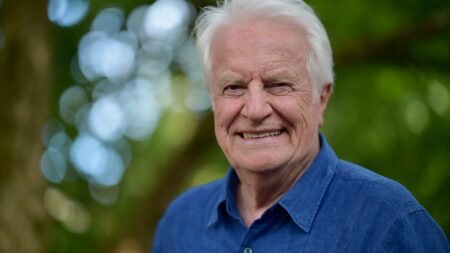 André Dussollier : "Je ne pouvais pas échapper à l’envie de faire du théâtre"
                              Tous les jours, une personnalité s'invite dans le monde d'Élodie Suigo. Aujourd’hui, le comédien et metteur en scène André Dussollier. Il est jusqu’au 25 mars 2023 sur la scène des Bouffes Parisiens d...