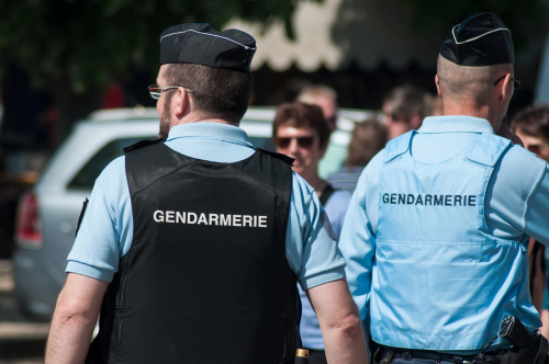 Attentat à domicile en France : un homme mort et plusieurs policiers blessés