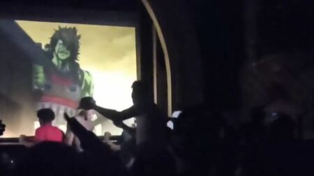 Cinéma : au-delà de "Creed III", ces films qui ont transformé les salles en foire d’empoigne
                              Des bagarres ont éclaté dans des salles de cinéma projetant le film "Creed III". La Fédération nationale du cinéma français parle d'"épiphénomène". Pourtant des scènes similaires se sont déjà produite...