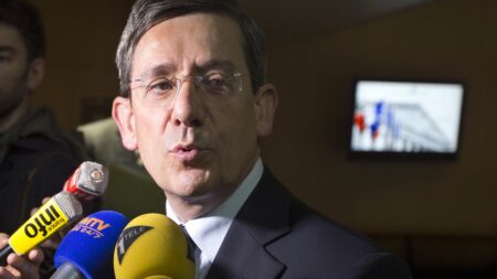 Retraites : "C'est inadmissible d'utiliser un 49.3 et de mettre le feu au pays", estime Charles de Courson
                              Le député centriste dénonce l'attitude du gouvernement, car le 49.3, "c'est la poursuite du déni de démocratie".