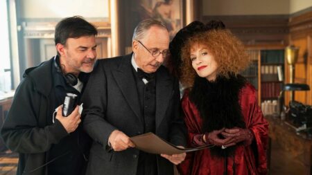 INTERVIEW. Avec sa comédie policière "Mon crime", François Ozon a voulu faire "un film féministe pour déconstruire le patriarcat"
                              François Ozon nous invite dans une comédie policière des années 30, qui évoque à la fois l'esprit boulevard de Sacha Guitry et le combat féministe. Paradoxal ? Nous l’avons fait parler.
