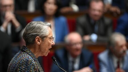 Réforme des retraites  : il y a un "déni de démocratie parlementaire", estime le constitutionnaliste Dominique Rousseau
                              Pour ce professeur de droit constitutionnel, si le gouvernement veut éviter "les débordements, les violences", il faut "soit faire un référendum, soit dissoudre" l'Assemblée nationale.