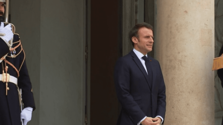 Retraites : en pleine crise, Emmanuel Macron appelé à redonner un cap pour la suite du quinquennat
                              Alors qu’il sortira du silence mercredi 22 mars à 13 heures sur France 2 et TF1, Emmanuel Macron a déjà fait savoir qu’il excluait une dissolution ou un remaniement. Mais le chef de l’Etat va devoir a...