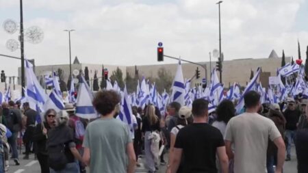 Israël : le pays en pleine crise politique
                              Dimanche 26 mars, près de 700 000 Israéliens ont manifesté contre une réforme du pouvoir judiciaire, qui vise à limiter le pouvoir des juges et de la Cour suprême au profit des politiques, qui auraien...