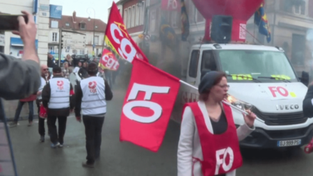 Réforme des retraites : le député LR frondeur, Maxime Minot, soutenu par ses administrés de l’Oise
                              Opposé à la réforme des retraites, Maxime Minot a voté la motion de censure, lundi 20 mars. En cette 9e journée de mobilisation, jeudi 23 mars, ses administrés le soutiennent.