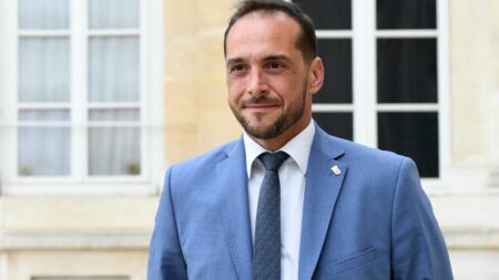 Rassemblement national : le député Joris Hébrard inaugure une mosquée dans le Vaucluse, Marine Le Pen "désapprouve très clairement"
                              Le député RN Joris Hébrard a inauguré une mosquée de l'Association culturelle franco-turque d'Avignon, le 17 mars.