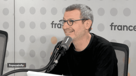 "Rencontres du Papotin" : "Les invités repartent toujours secoués", confie Jérôme Lament, le co-producteur de l'émission de France 2
                              Après Emmanuel Macron, Gilles Lellouche ou encore le chanteur Julien Doré, les journalistes atteints de troubles autistiques accueillent samedi 4 mars la comédienne Virginie Efira.