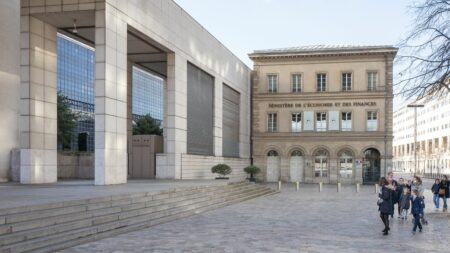Info France TV
                    Affaire Alexis Kohler : deux anciens supérieurs de l'actuel secrétaire général de l'Elysée mis en examen
                              Ils auraient eu connaissance des liens familiaux entre Alexis Kohler et l’armateur MSC, tout en décidant de le maintenir au conseil d’administration de structures en lien avec l'entreprise, selon les ...