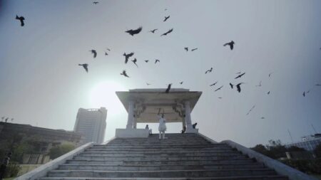 Oscars 2023 : les documentaires en compétition alertent sur les ravages du changement climatique
                              De la pollution indienne à la disparition de la banquise en Sibérie, les films documentaires "Tout ce que nous respirons" et "Haulout" évoquent les ravages du changement climatique causés par l'homme ...