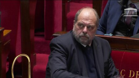 Politique : le ministre Eric Dupond-Moretti adresse deux bras d’honneur au président du groupe LR à l'Assemblée
                              Après l’intervention dans l'hémicycle d'Olivier Marleix, soulignant les affaires dans lesquelles Eric Dupond-Moretti est impliqué, le ministre de la Justice lui a lancé deux bras d’honneur avant de s’...
