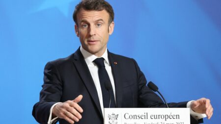 Emmanuel Macron "à disposition de l'intersyndicale" : "S'il nous dit qu'il nous reçoit sur des sujets annexes, nous ne souhaitons pas y aller", répond la FSU
                              Bruno Teste, voit dans cette déclaration du président de la République "de la manipulation, du calcul politique". Il appelle le chef de l'Etat "à arrêter de jouer".