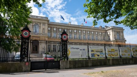 Les effectifs du ministère des Affaires étrangères vont connaître une forte hausse, annonce Emmanuel Macron
                              Le chef de l'Etat a notamment annoncé une augmentation "sur quatre ans des effectifs du ministère de 700 ETP" et une hausse de "plus de 20%" de ses crédits pour les porter à "7,9 milliards d'euros en ...