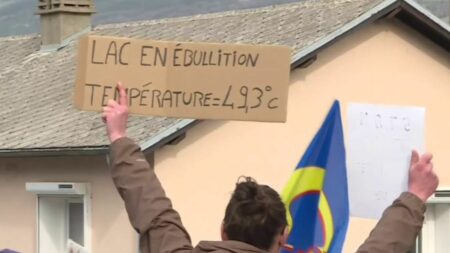 Hautes-Alpes : pas de bain de foule pour Emmanuel Macron
                              Jeudi 30 mars, Emmanuel Macron s'est déplacé dans les Hautes-Alpes pour évoquer la gestion de l'eau face à la sécheresse. Le chef de l'État a été accueilli par une centaine de manifestants contre la r...