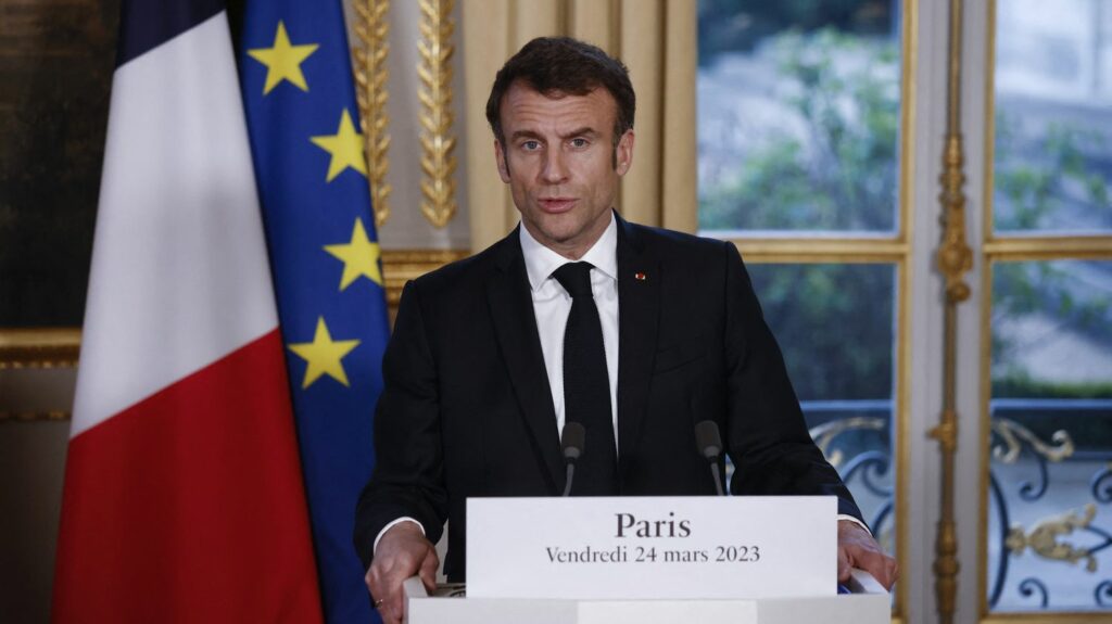 En cas d'"énorme crise", le président peut s'en remettre aux électeurs, déclare Emmanuel Macron dans une interview pour "Pif" réalisée en février
                              Le chef de l'Etat a accordé une interview à de jeunes lecteurs du magazine "Pif" le 20 février dernier. L'entretien, publié mercredi, a une résonance particulière dans le contexte actuel.
