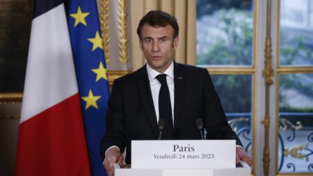 En cas d'"énorme crise", le président peut s'en remettre aux électeurs, déclare Emmanuel Macron dans une interview pour "Pif" réalisée en février
                              Le chef de l'Etat a accordé une interview à de jeunes lecteurs du magazine "Pif" le 20 février dernier. L'entretien, publié mercredi, a une résonance particulière dans le contexte actuel.