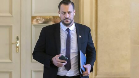 Marseille : le député insoumis Sébastien Delogu accusé de violences pendant le blocage d'un lycée, une enquête ouverte
                              L'élu des Bouches-du-Rhône "dément fermement toutes les accusations mensongères" à son encontre, et affirme qu'il est la réelle victime de ces violences, survenues dans le cadre du mouvement d'opposit...
