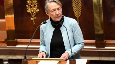Réforme des retraites : après la censure, Élisabeth Borne s'entretient avec Emmanuel Macron à l'Élysée
                              La motion dite transpartisane pour renverser le gouvernement a été rejetée à neuf voix près à l'Assemblée nationale lundi 20 mars. La Première ministre Élisabeth Borne s'est rendue à l'Élysée pour fai...