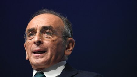 "Victoire au tribunal administratif de Lyon", Eric Zemmour annonce pouvoir se rendre à une séance de dédicaces à Villeurbanne
                              Le maire socialiste de Villeurbanne avait interdit la tenue de la séance de dédicaces du leader du parti Reconquête mais le tribunal administratif de Lyon a cassé vendredi l'arrêté.