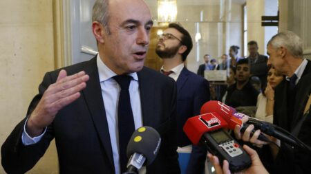 Retraites : Les Républicains ont envoyé par erreur un communiqué pour se féliciter d'une commission mixte paritaire "conclusive" alors qu'elle n'était pas encore terminée
                              Le document a été diffusé via une boucle WhatsApp, avant d'être retiré.