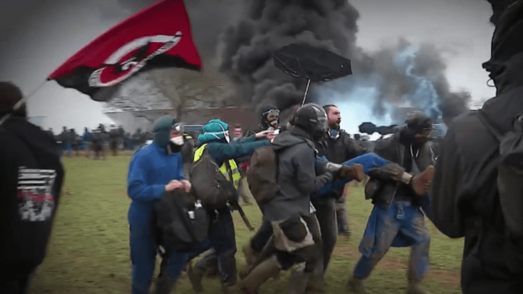 Manifestations à Sainte-Soline : la famille d’une victime dépose plainte pour tentative de meurtre
                              À Sainte-Soline (Deux-Sèvres), samedi 25 mars, un jeune homme a été grièvement blessé à la tête lors des affrontements avec la police. Alors que son pronostic vital est toujours engagé, sa famille a d...