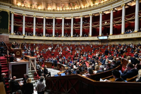 Fureur alors que le Premier ministre français impose des réformes des retraites sans vote