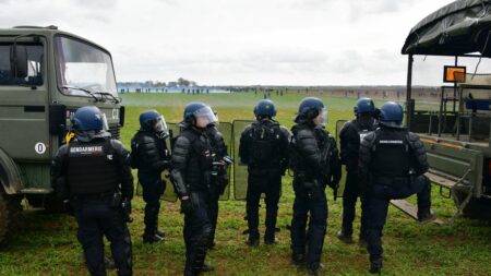 "Méga-bassines" dans les Deux-Sèvres : "On s'est préparés pour tenir plusieurs jours", prévient la porte-parole de la gendarmerie nationale
                              La porte-parole de la gendarmerie nationale explique que 3200 gendarmes et policiers sont présents à Sainte-Soline alors que des débordements ont éclaté lors d'une manifestation contre un projet de "m...