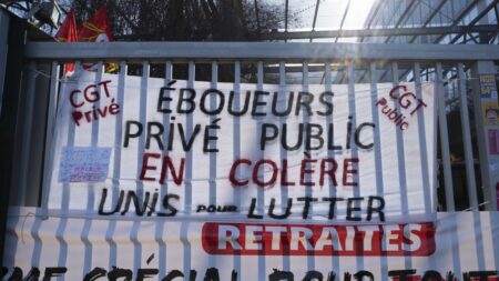 Prise de parole d'Emmanuel Macron : "On entre en résistance", lancent les grévistes de l'incinérateur d'Issy-les-Moulineaux en réaction à l'interview
                              L'incinérateur d'Issy-les-Moulineaux est bloqué depuis plusieurs semaines. Les grévistes qui ont suivi l'intervention du président de la République, ce mercredi à la mi-journée, prédisent "la générali...