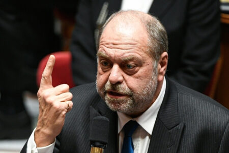 « Inacceptable » : un ministre français critiqué pour un geste grossier au Parlement
