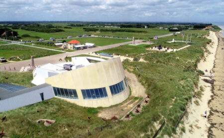 La marée montante et l'érosion des dunes de sable menacent le musée français du Débarquement