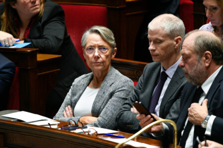 Le Premier ministre français survit à deux votes de défiance sur la réforme des retraites