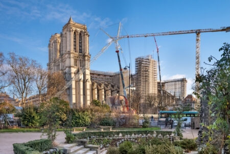 Les défenseurs de la langue française poursuivent Notre-Dame pour des traductions en anglais