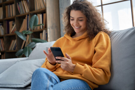 Les députés français soutiennent les restrictions d'âge sur les réseaux sociaux pour les adolescents