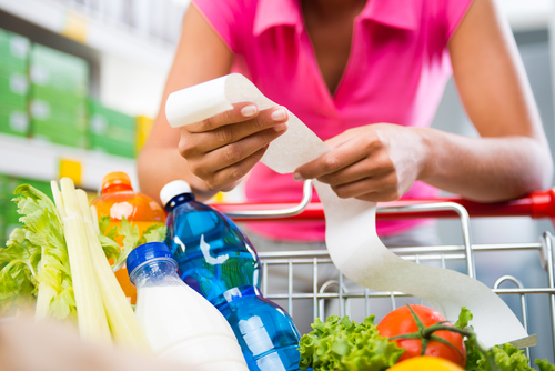 Les prix alimentaires des supermarchés français vont augmenter de 10%, prévient le chef de l'industrie