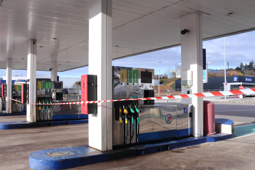 Les stations-service françaises connaissent des pénuries alors que les protestations contre les retraites se poursuivent