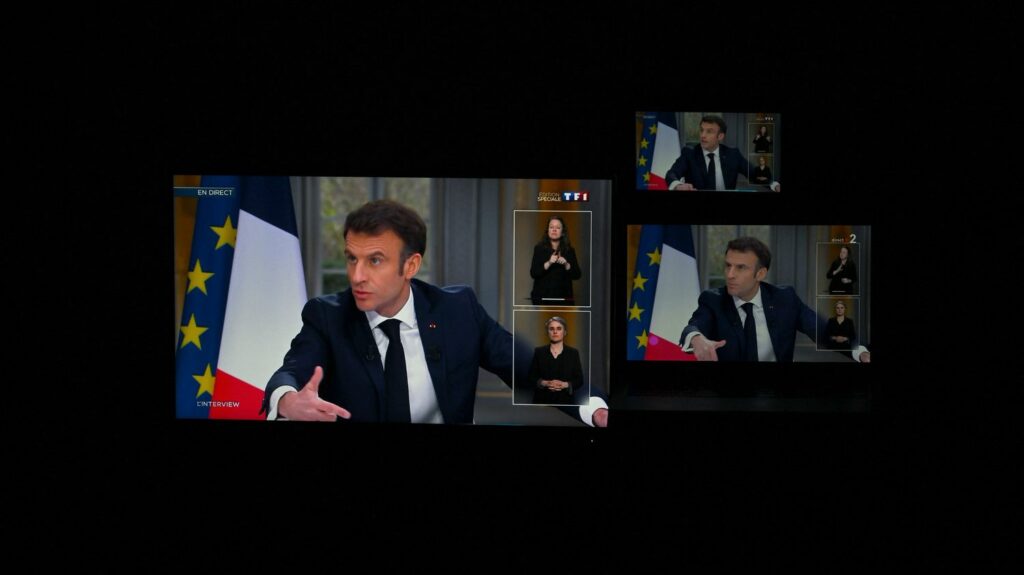 Projet de loi immigration : Emmanuel Macron annonce le découpage du texte et le report de l'examen dans "les prochaines semaines"
                              Le texte, qui devait être examiné la semaine prochaine au Sénat, est victime par ricochet de la crise provoquée par la réforme des retraites.