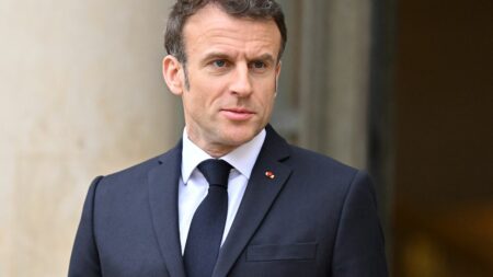 Réforme des retraites : Emmanuel Macron souhaite que la réforme "puisse aller au bout de son cheminement démocratique"
                              Le chef de l'Etat a par ailleurs assuré de "la mobilisation du gouvernement pour que tout soit mis en oeuvre" afin de "protéger" les parlementaires menacés par des opposants à la réforme.