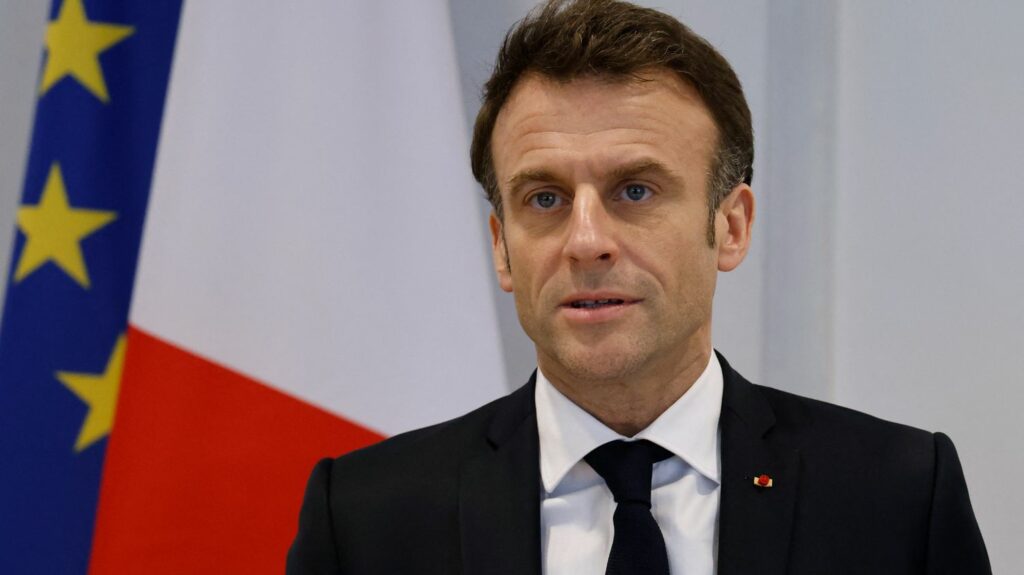 Réforme des retraites : Emmanuel Macron et le choix "un peu étrange" d'une prise de parole au 13 Heures
                              Le président de la République va s'adresser aux Français mercredi depuis l'Elysée, sur France 2 et TF1. Il répondra aux questions des journalistes Julian Bugier et Marie-Sophie Lacarrau.