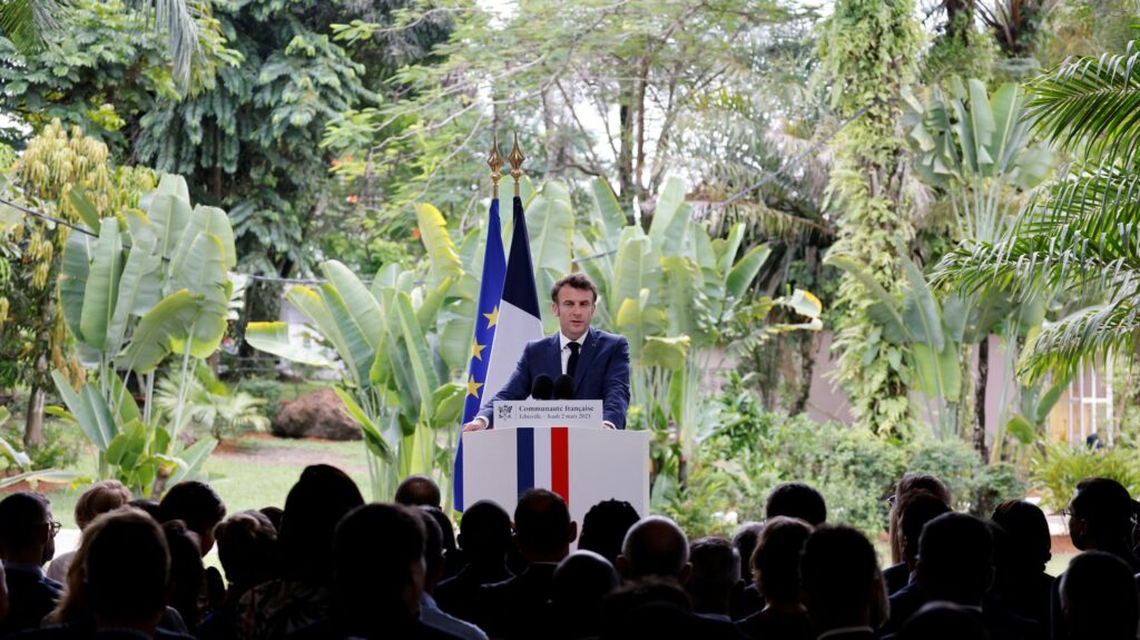 La réduction de la présence militaire française en Afrique n'est "ni un retrait, ni un désengagement", assure Emmanuel Macron
                              En déplacement au Gabon jeudi, le président français a appelé à "adapter le dispositif" militaire en redéfinissant les "besoins" des pays partenaires.