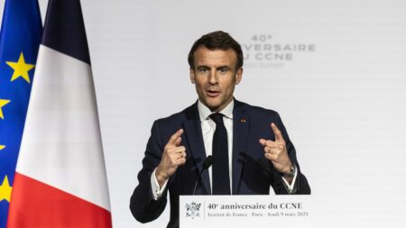 "Il n'y a plus de pilote à bord" : les macronistes à la recherche de leur président en plein débat sur la réforme des retraites
                              Emmanuel Macron se fait très discret sur le sujet des retraites et de l'inflation, laissant sur ces sujets sa Première ministre prendre les coups. Mais sa discrétion commence à agacer dans les rangs d...
