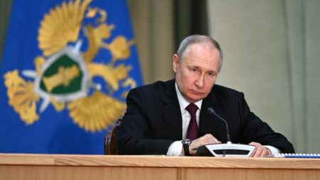 Guerre en Ukraine : ce qu'il faut retenir de la journée du 17 mars
                              Vladimir Poutine est désormais visé par un mandat d'arrêt de la Cour pénale internationale (CPI) pour crime de guerre.