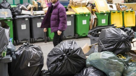Réforme des retraites : des militants syndicaux jettent des poubelles contre le siège du parti Renaissance à Paris
                              Entre 250 et 300 personnes ont manifesté, mardi, leur opposition à la réforme des retraites devant le siège du parti présidentiel.
