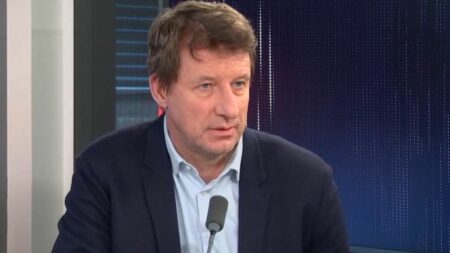 Méga-bassines dans les Deux-Sèvres : Yannick Jadot "espère qu'il n'y aura pas de débordements" lors de la nouvelle mobilisation
                              Plusieurs milliers de militants anti-bassines sont attendus, jusqu'à dimanche, dans les Deux-Sèvres. Yannick Jadot, eurodéputé EELV a prévu de se rendre sur place pour marquer son opposition à ces gra...