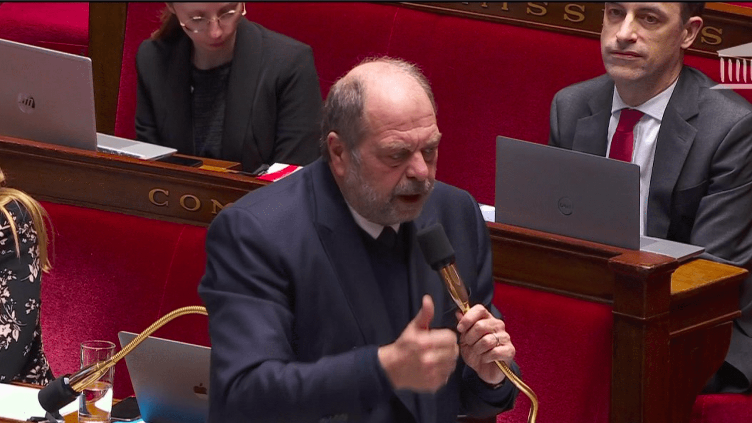 Ministre de la Justice fait des bras d'honneur à l'Assemblée, puis s'excuse