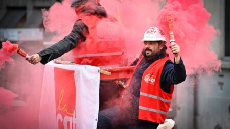 Mobilisation contre la réforme des retraites : "L'idée c'est de tenir jusqu'au retrait de la réforme", assure la Fédération nationale des industries chimiques
                              Le secrétaire général de la Fédération CGT de la Chimie, Emmanuel Lépine, rappelle ce mercredi sur France Inter sa volonté de ne pas lâcher la contestation contre la réforme des retraites. Il appelle ...