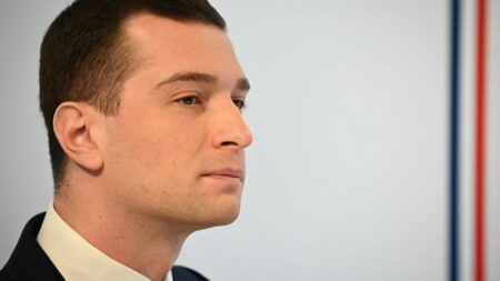 "En cas de dissolution de l'Assemblée, le RN ne présentera pas de candidats dans les circonscriptions où les députés LR voteront" la motion de censure, affirme Jordan Bardella
                              Deux motions de censure ont été déposées vendredi, l'une par le groupe indépendant Liot, l'autre par le Rassemblement national, après l'utilisation du 49.3 par le gouvernement pour faire adopter la ré...