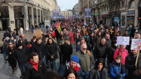 Réforme des retraites : le point sur les principaux blocages
                              Raffineries, dépôts pétroliers et péages bloqués, les opposants à la réforme des retraites restent mobilisés.