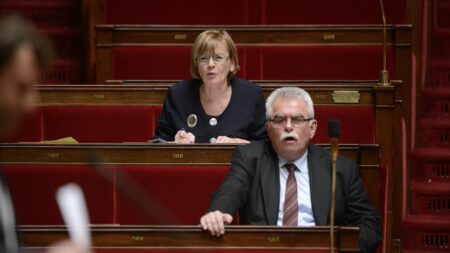 Le PCF et LFI refusent de se rendre à Matignon : "On ne voit pas trop à quoi ça peut servir", estime André Chassaigne, député PCF
                              Elisabeth Borne "s'est suffisamment moquée du Parlement en utilisant des articles successifs qui sont les plus régressifs de notre Constitution", dénonce le patron du groupe communiste à l'Assemblée n...